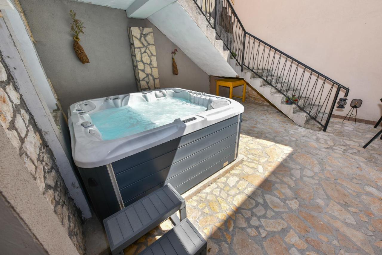 Apartment Loro With Jacuzzi Posedarje Εξωτερικό φωτογραφία
