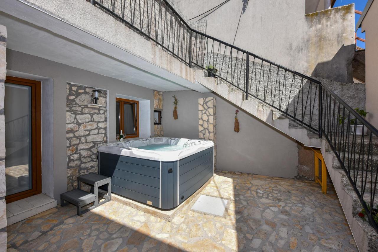 Apartment Loro With Jacuzzi Posedarje Εξωτερικό φωτογραφία